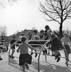 407133 Afbeelding van spelende meisjes op een van de klimbogen op de speelplaats van het Majellapark te Utrecht.